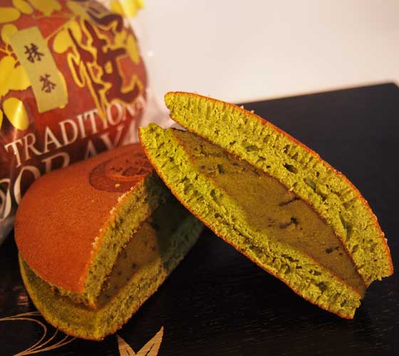山口県柳井市の銘菓　華月堂の和菓子　どら焼き（抹茶）